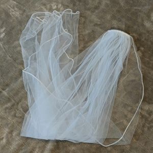 Mid-length wedding veil